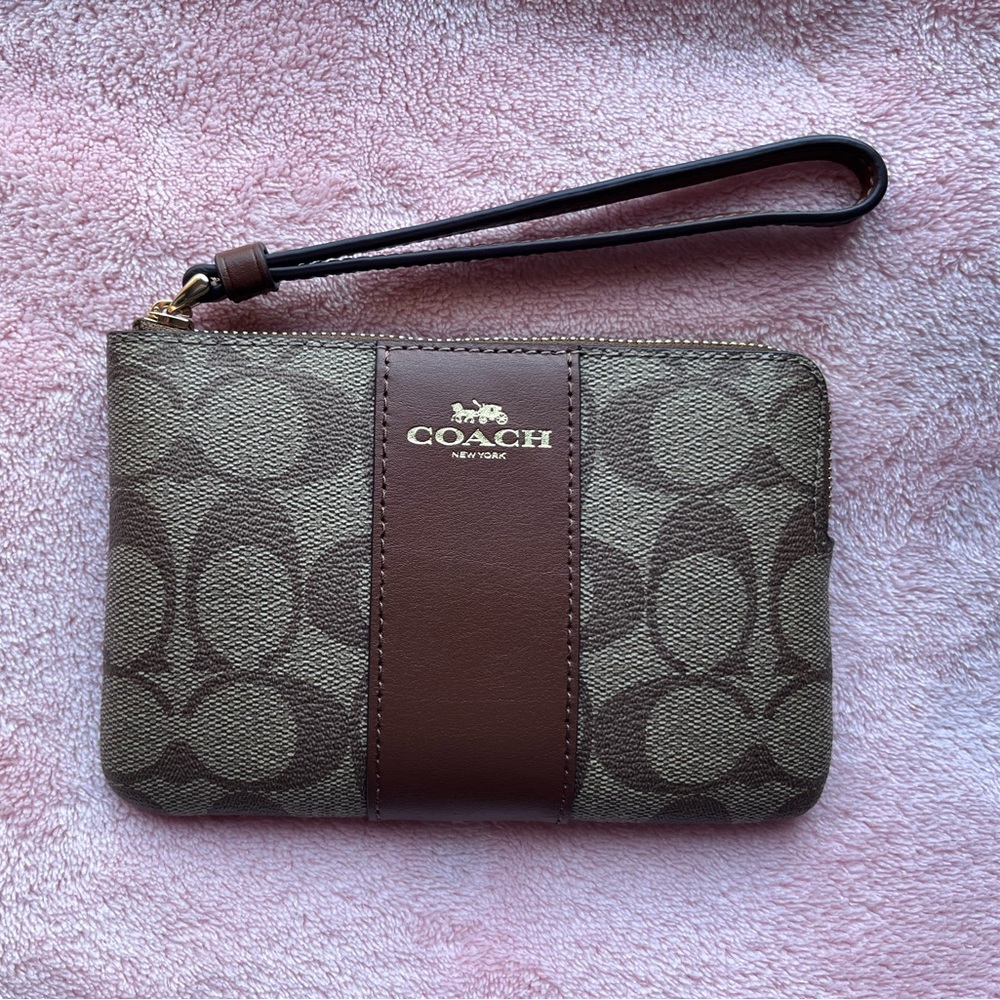 NWT🤎Coach Corner Zip Wristlet 🤎